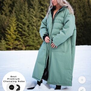 Vivida Oversized Green puffer  Changing Robe